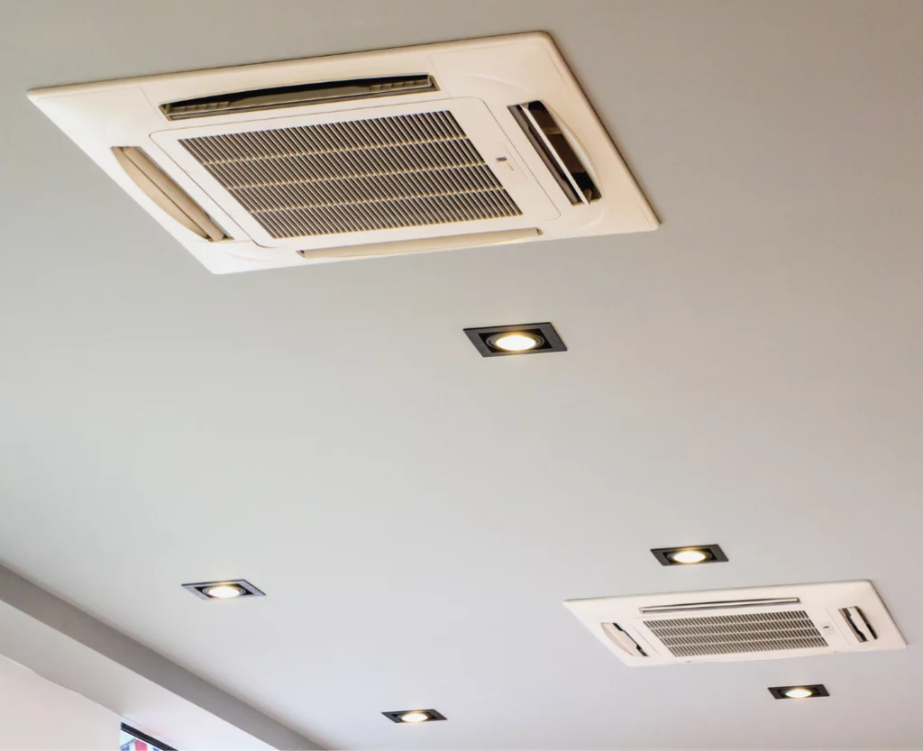 impianti di riscaldamento a soffitto, riscaldamento a soffitto, comfort termico, risparmio energetico, impianti di riscaldamento efficienti, risparmio sui costi di riscaldamento, sostenibilità ambientale, distribuzione uniforme del calore.